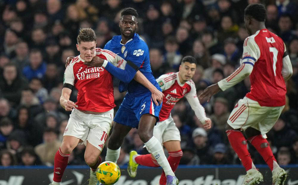 四线争冠迷局：阿尔特塔面临艰难取舍，虽首回合客胜切尔西却难以完全安心